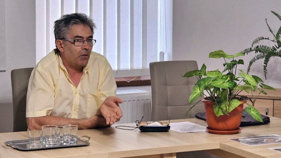 Tartalmas, érdekes beszélgetés helyszíne volt kedd este a kaplonyi községháza. Fleisz István kaplonyi gyökerekkel is rendelkező alkotó Kézikönyv útvesztőkhöz című kiadványát mutatta be.